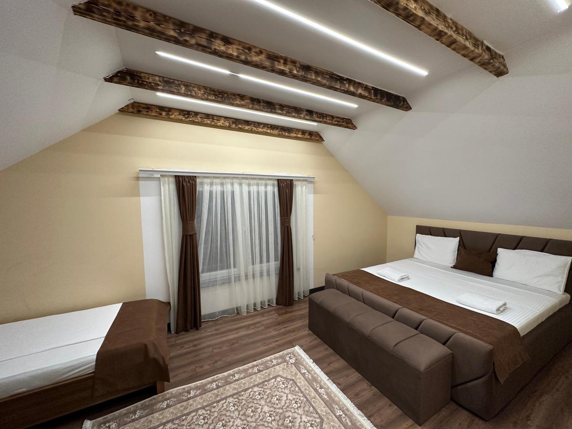 Hotel Panorama Rugove 佩奇 外观 照片