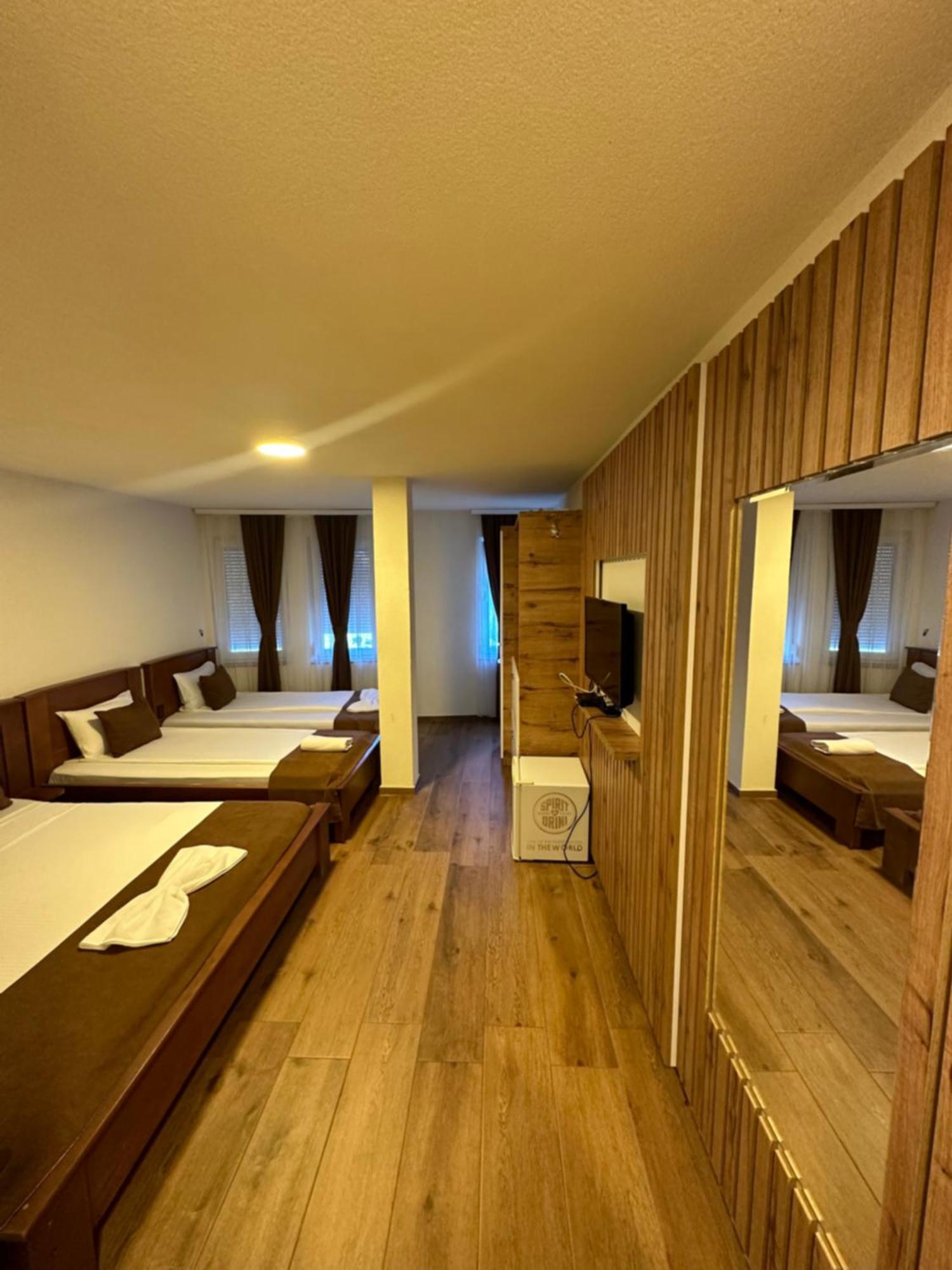 Hotel Panorama Rugove 佩奇 外观 照片