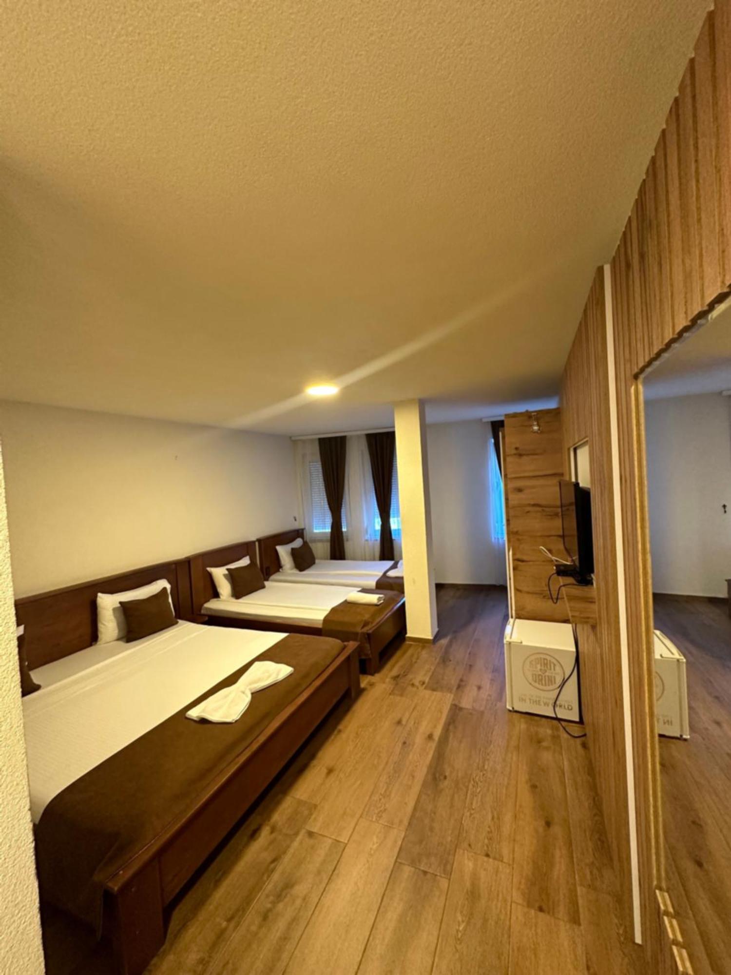 Hotel Panorama Rugove 佩奇 外观 照片